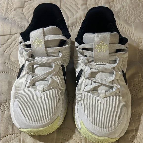 Nike Star Runner 4 White Black Kids Preschool Running Size 11.5 - Picture 2 of 8